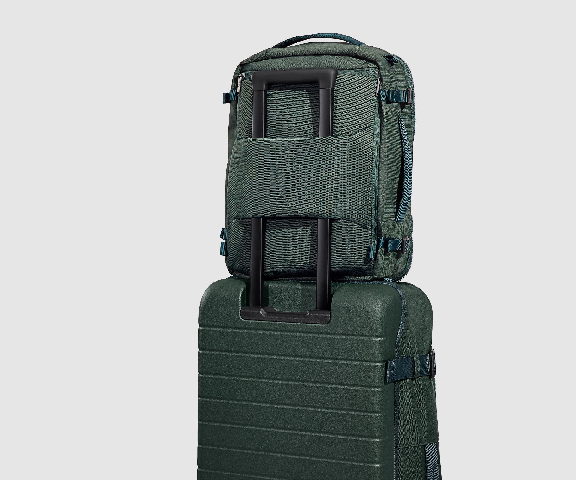 Active Convertible Backpack 25L in Forest Green - Image 9